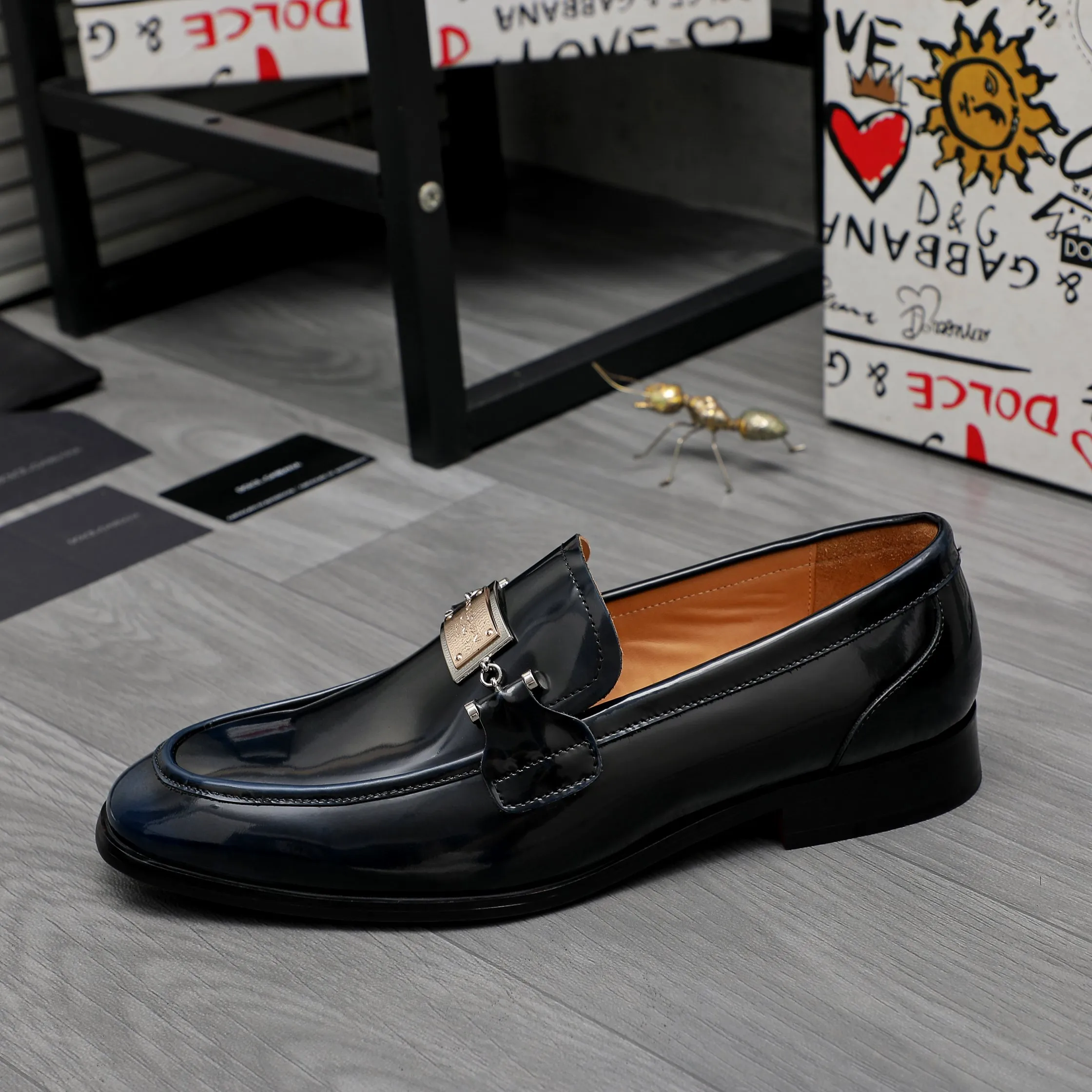 Men's shoes 💰500 Product trademark: DG (Dolce & Gabbana) business casual leather shoes Regular size: 38-45 (45 is custom-made and non-returnable) Product materials: Selected pearlescent polished cowhide upper, cowhide lining, original outsole